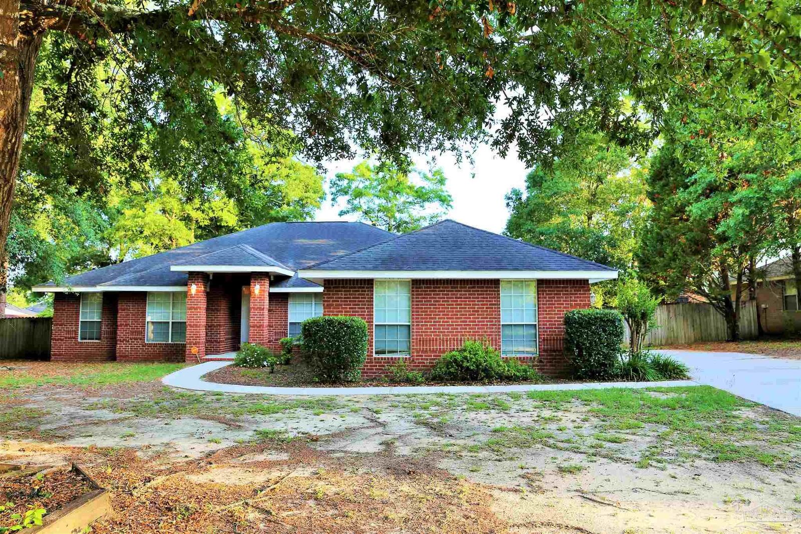 Property Photo: 5905 Ridgeview Dr FL 32570