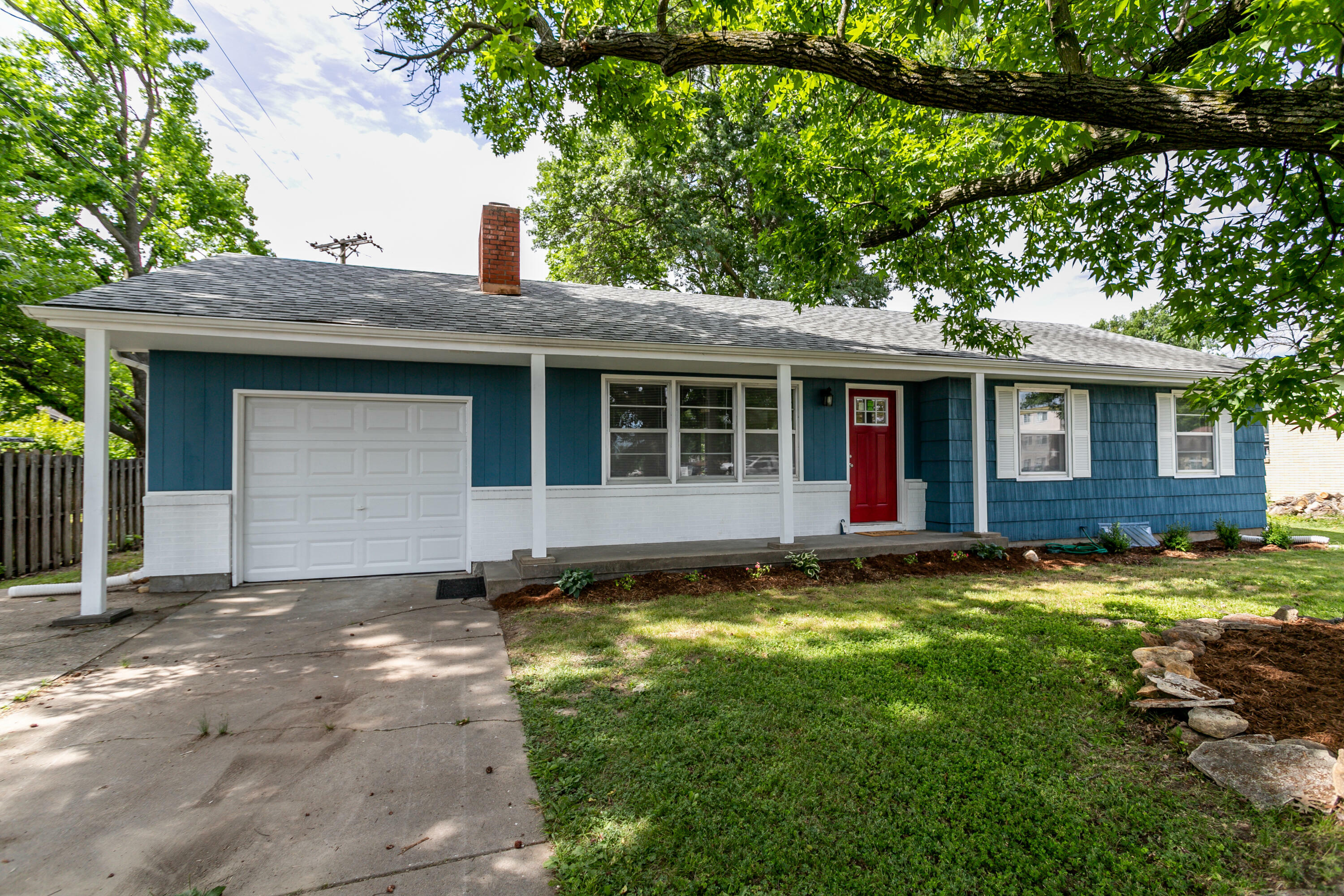 Property Photo:  2306 W Broadway  MO 65203 