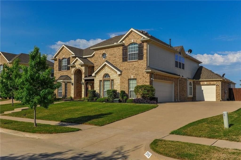 Property Photo:  304 Captains Court  TX 76063 