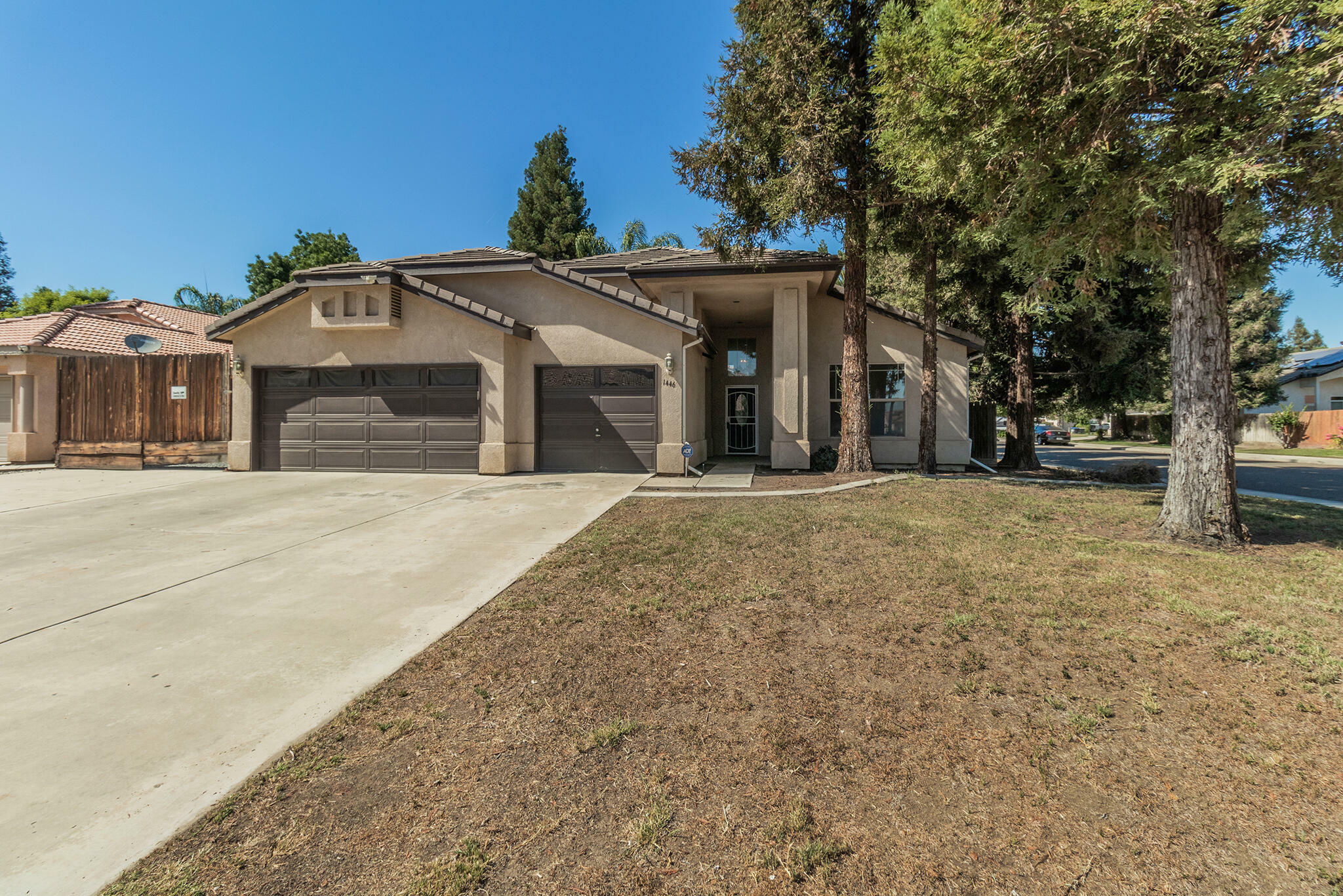 Property Photo:  1446 E Parkview Court  CA 93292 