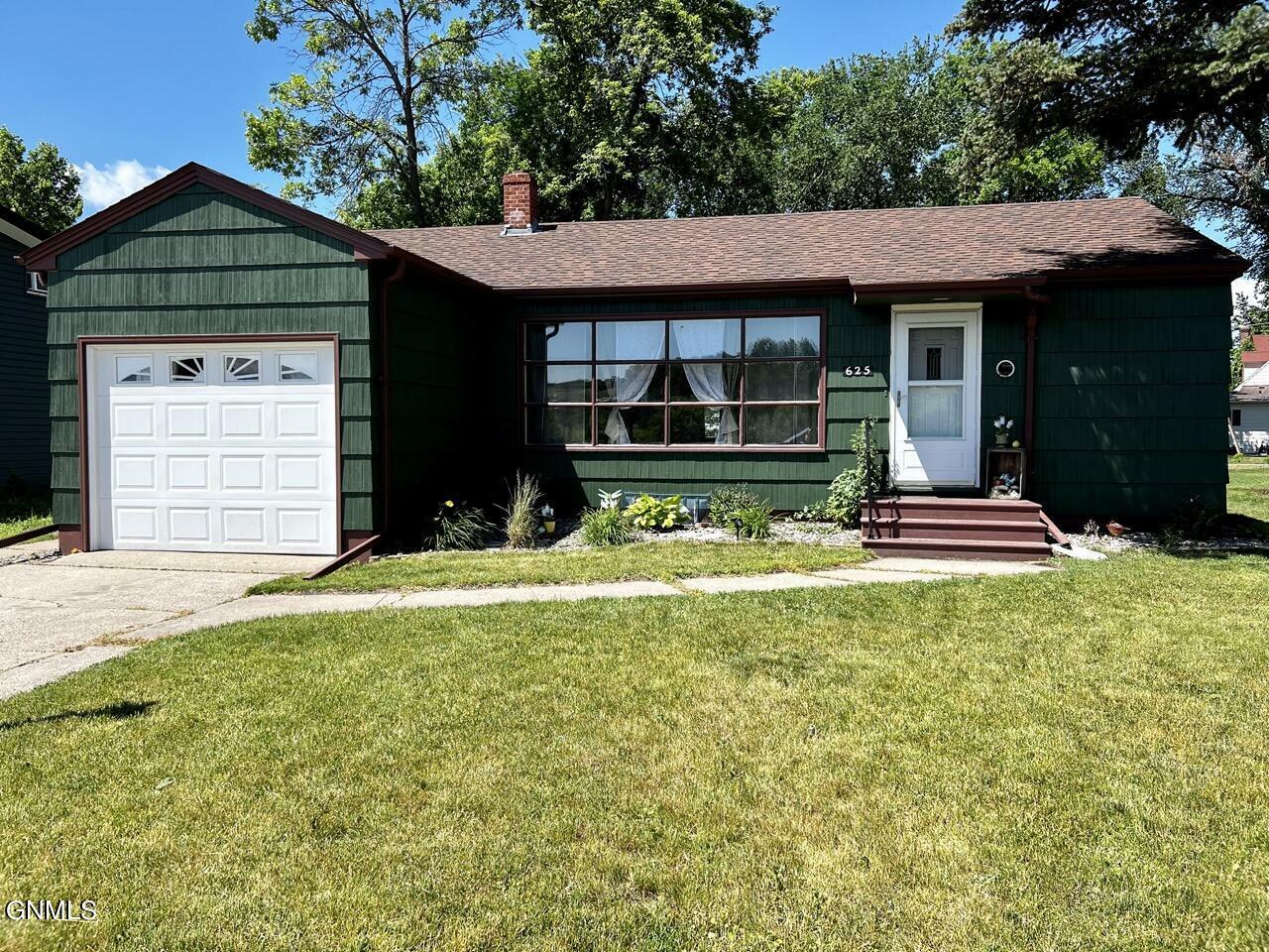 Property Photo:  625 8th Avenue NE  ND 58072 