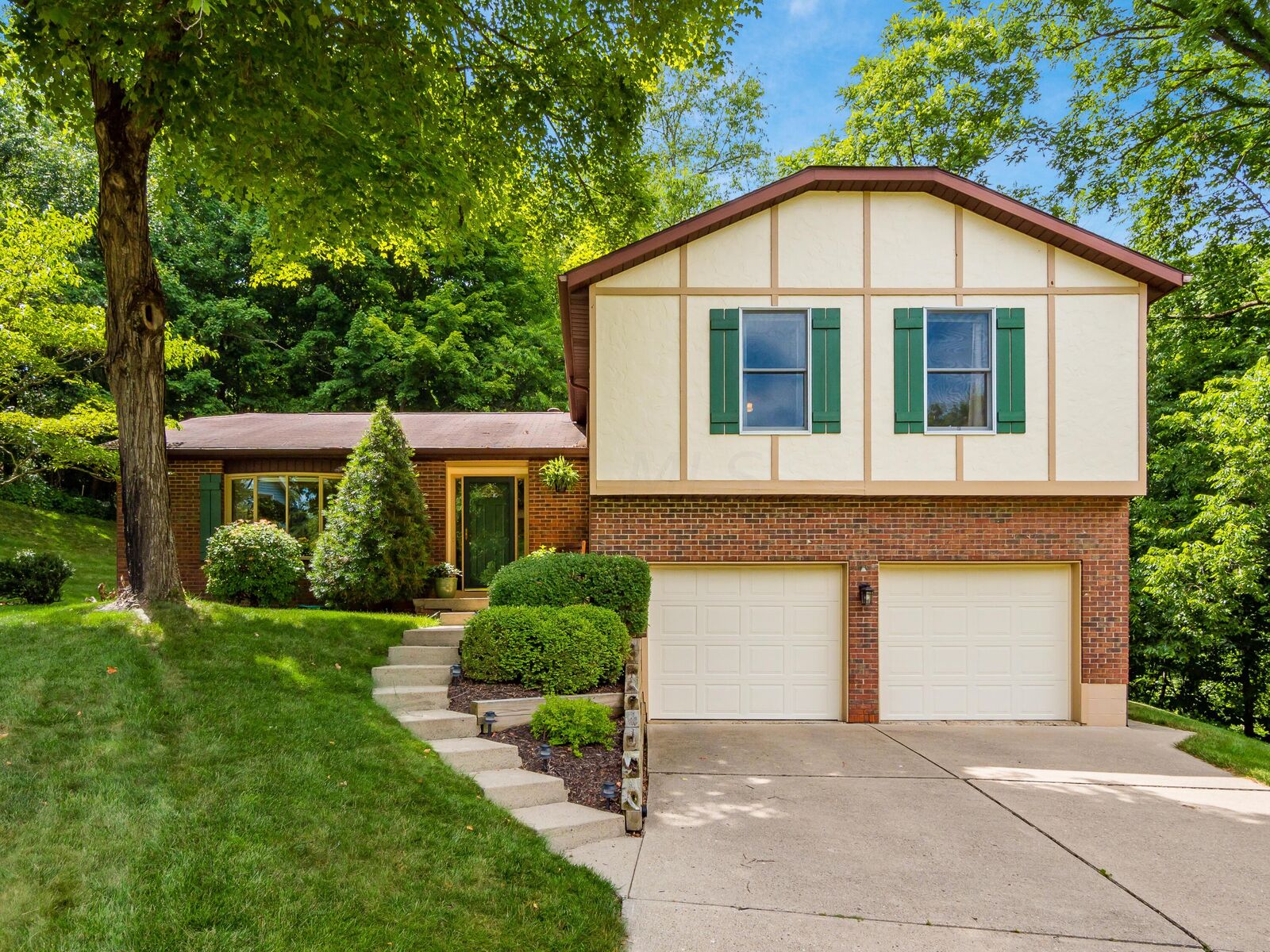 Property Photo: 1351 Pembroke Court OH 43055