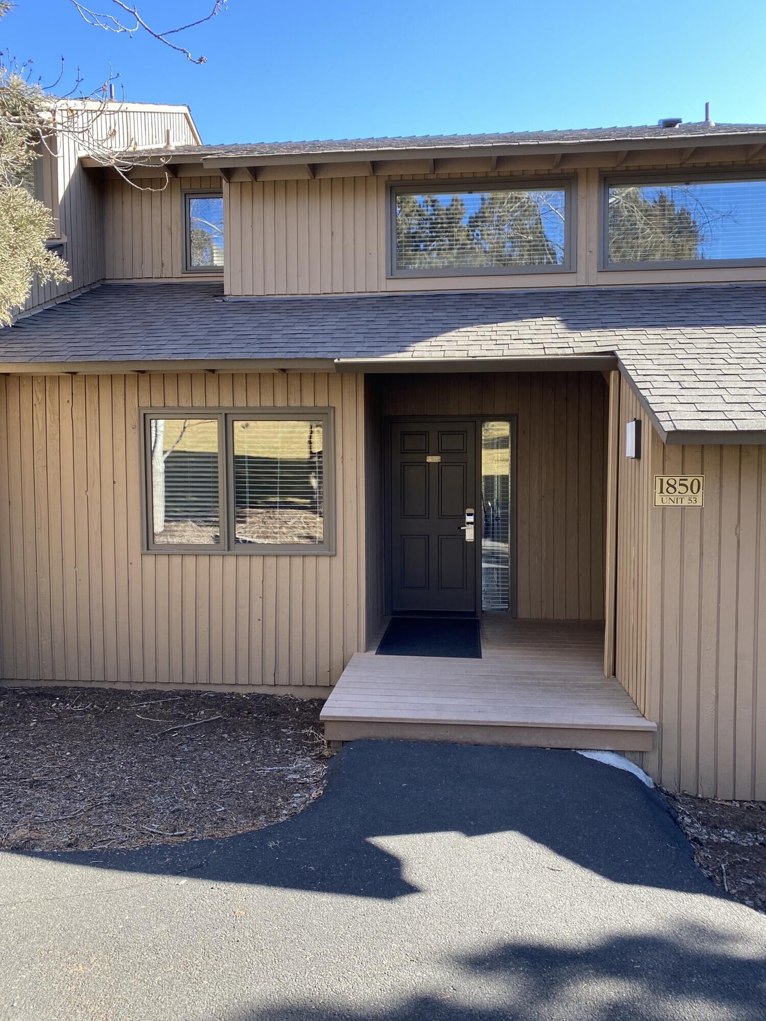 Property Photo:  1850 Redtail Hawk Drive Rv53f  OR 97756 