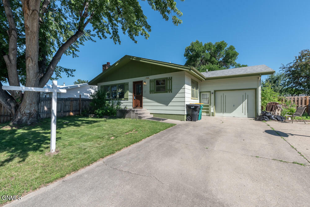 Property Photo:  602 Denver Avenue  ND 58504 