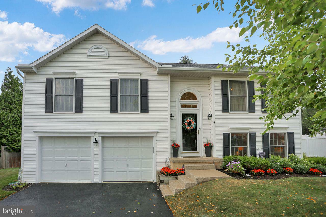 Property Photo:  4 Monarch Lane  PA 17050 