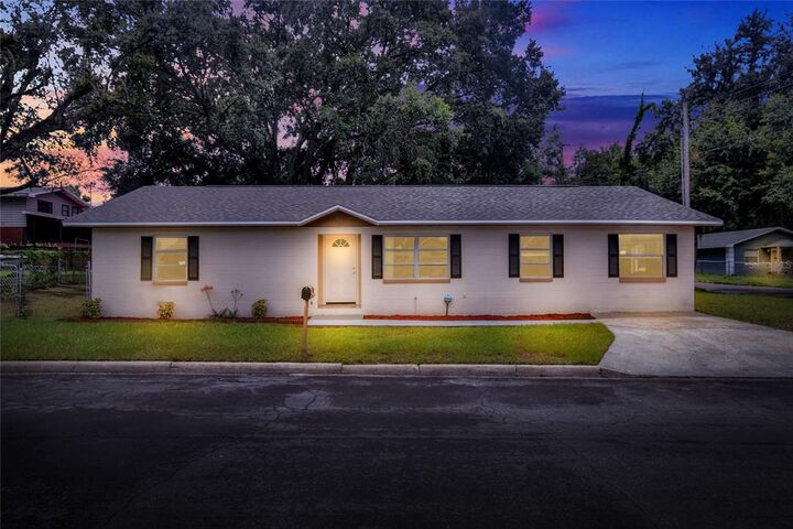 Property Photo:  514 W Valencia Street  FL 33805 