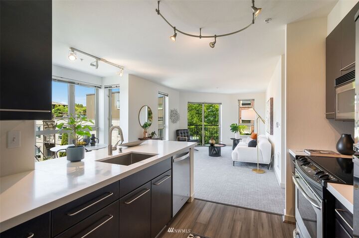 Property Photo: 1420 E Pine Street 401 WA 98122