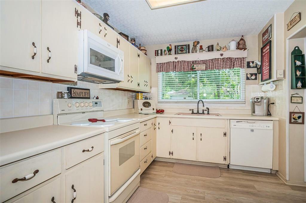 Property Photo: 2201 Oaklane Road FL 33596