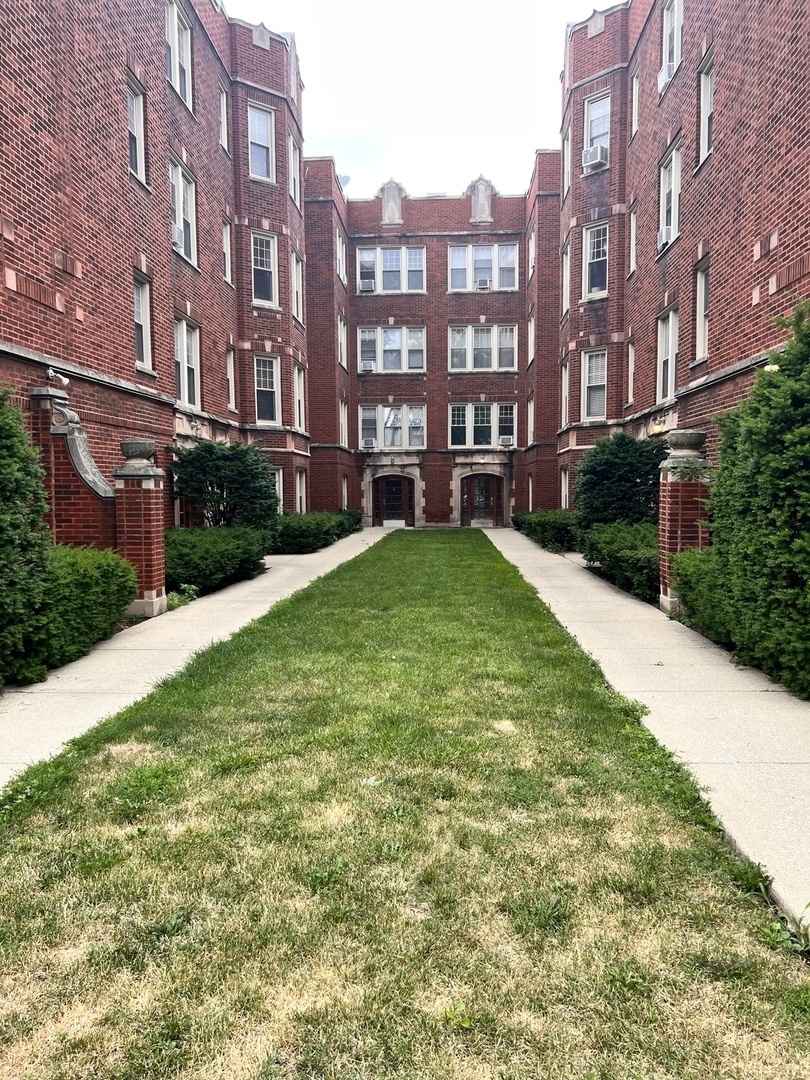 Property Photo:  4838 W Henderson Street 3A  IL 60641 