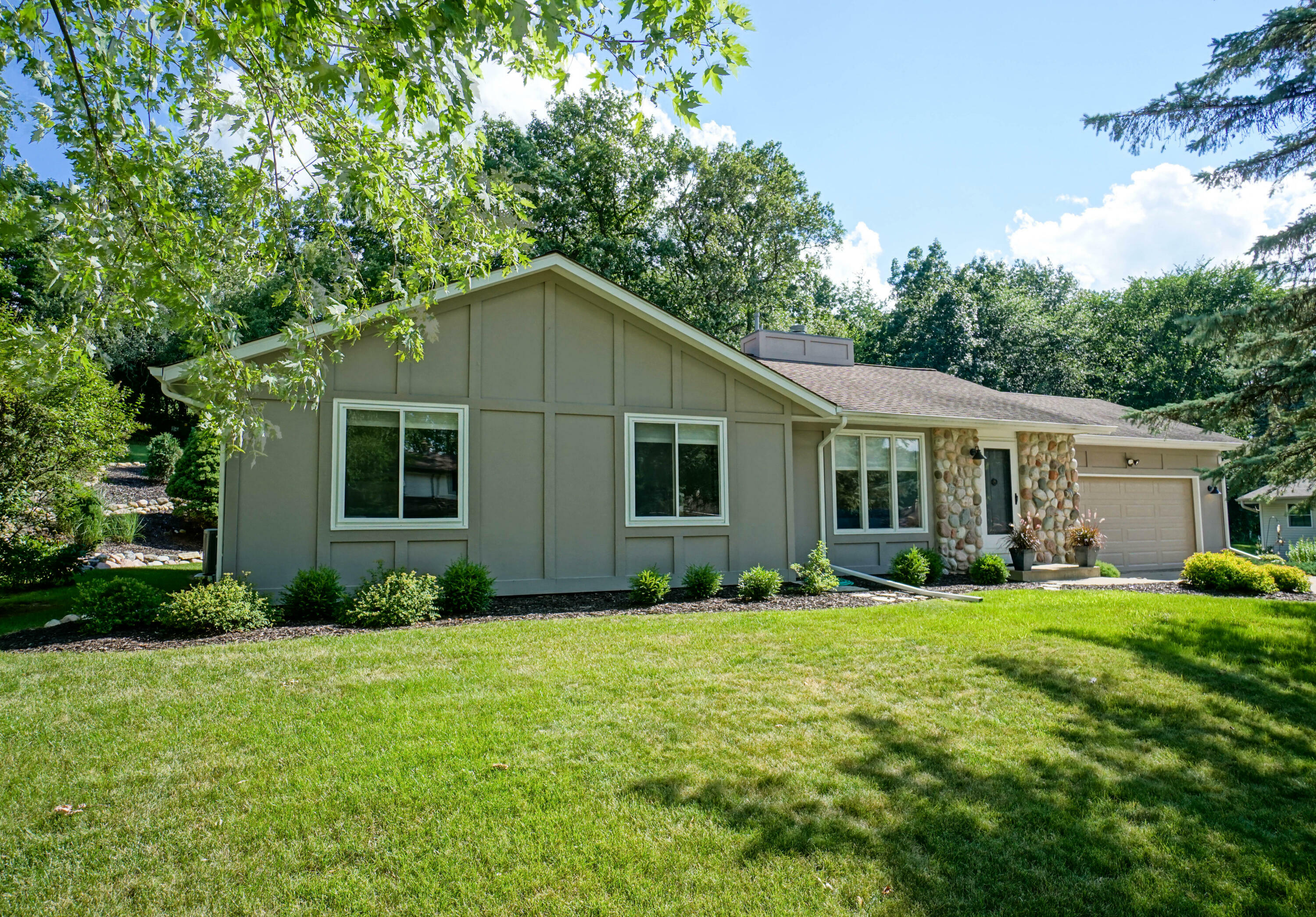 Property Photo:  809 Crescent Ln  WI 53029 