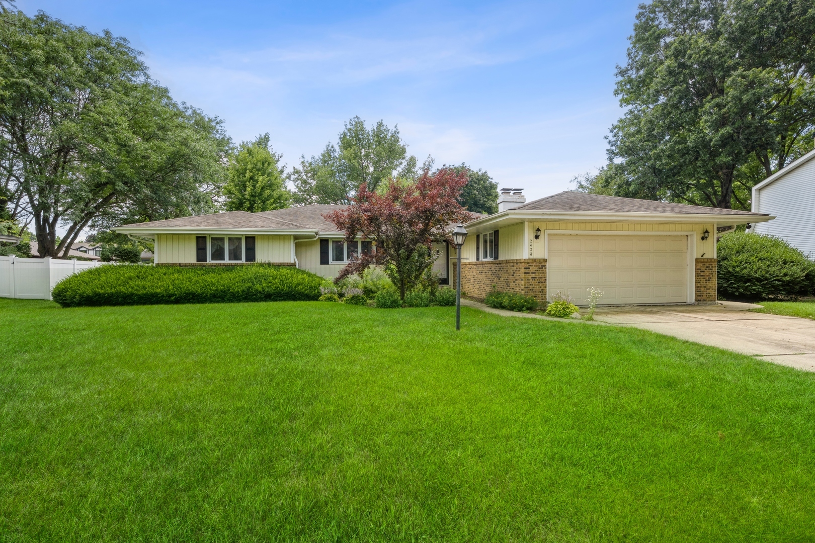 Property Photo:  2428 W Downer Place  IL 60506 