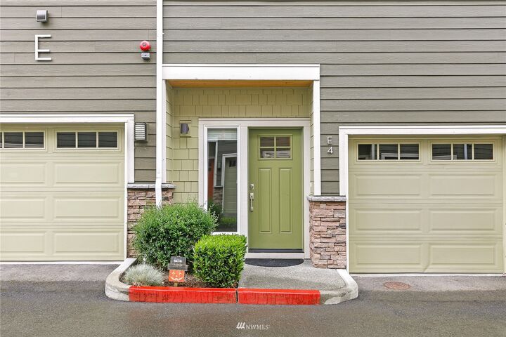 Property Photo:  23000 NE 8th Street E4  WA 98074 