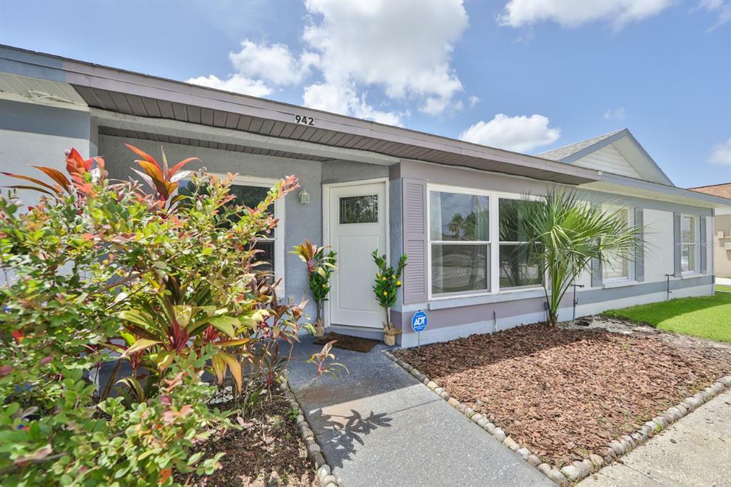 Property Photo:  942 Burlwood Street  FL 33511 