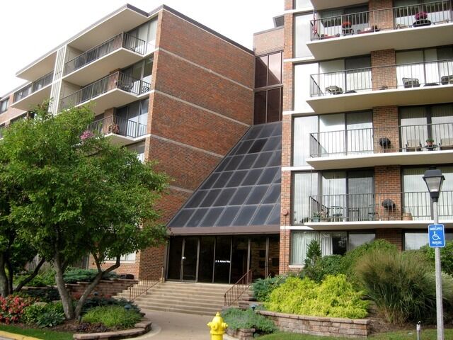 Property Photo: 2 S Atrium Way 305 IL 60126