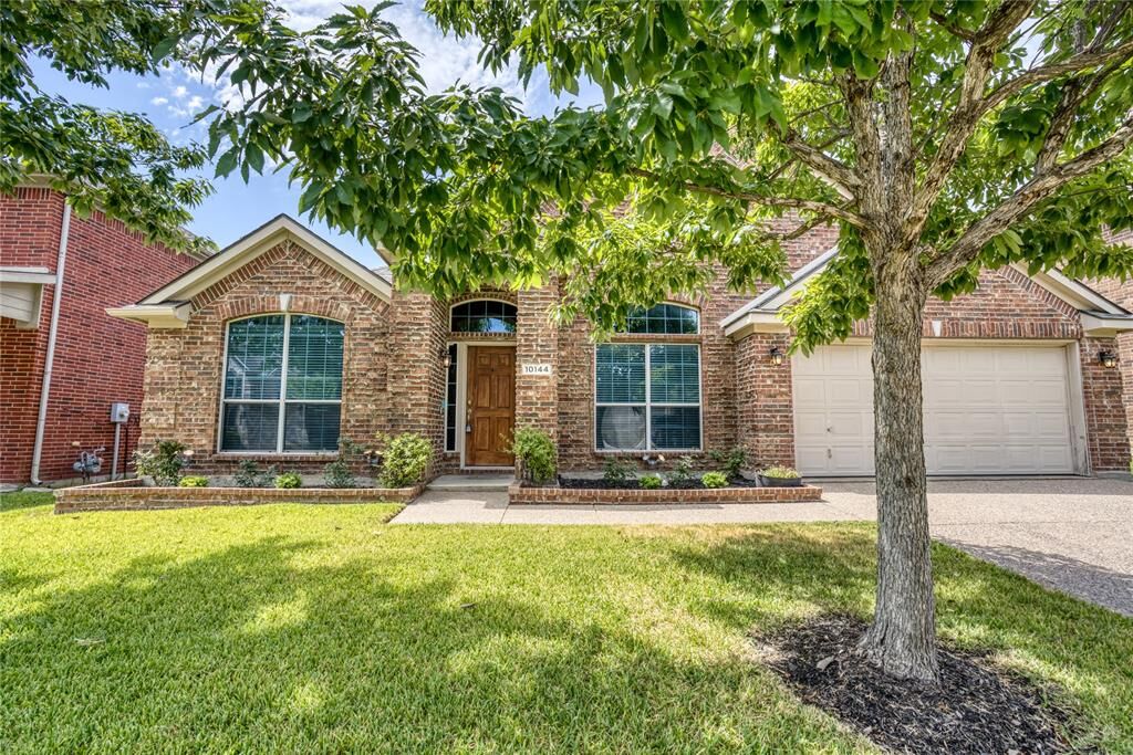Property Photo: 10144 Crawford Farms Drive TX 76244