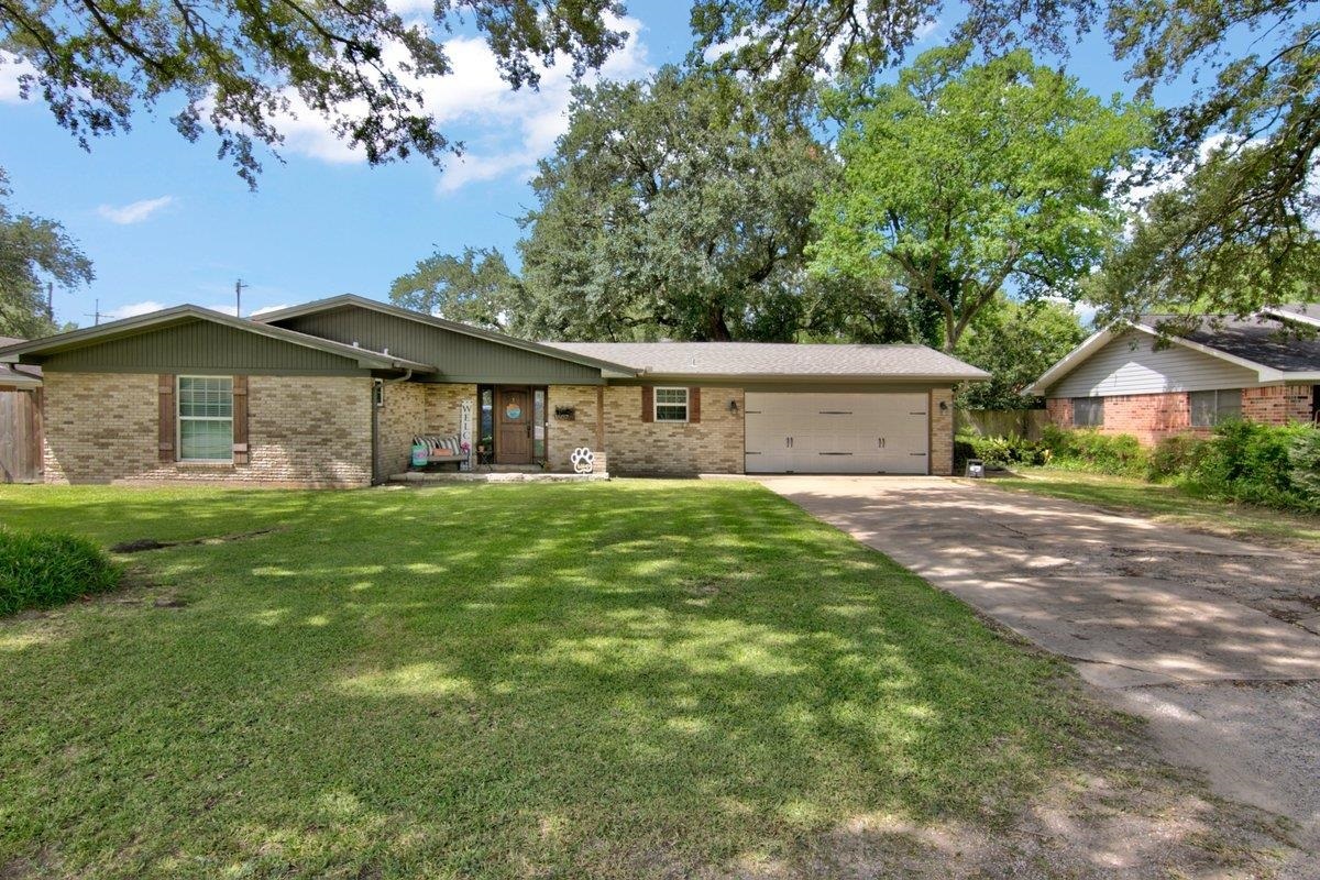 Property Photo: 1607 N 30th St TX 77627