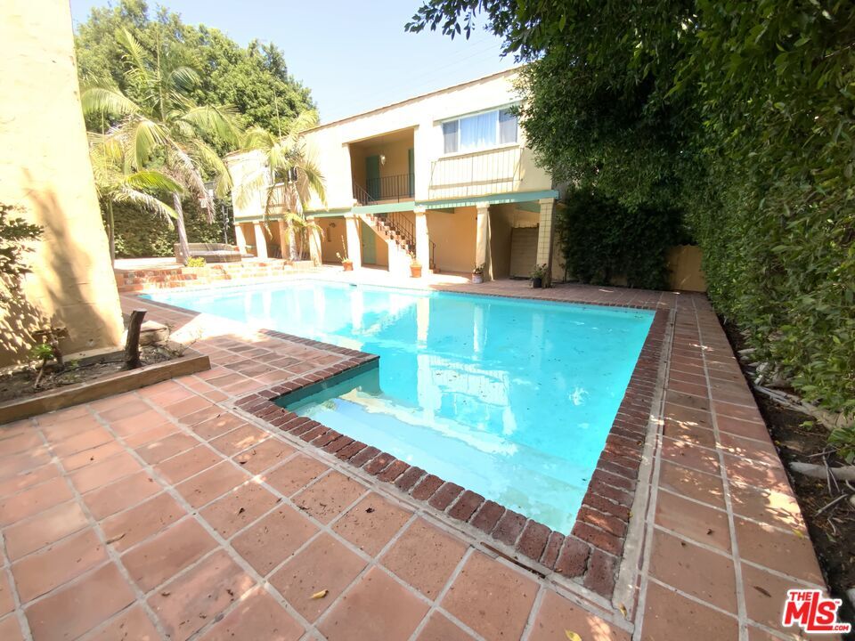 Property Photo:  600  N Linden Dr  CA 90210 