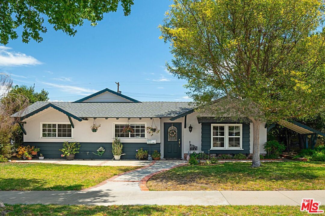 Property Photo:  9742   Swinton Ave  CA 91343 