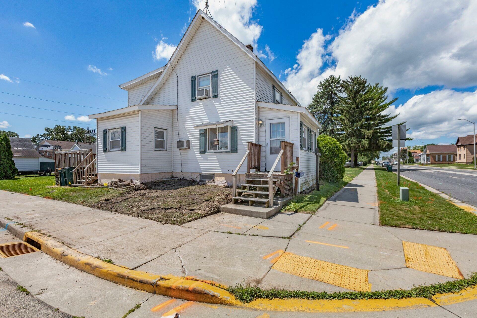 Property Photo:  246 E Oak Grove St  WI 53039 