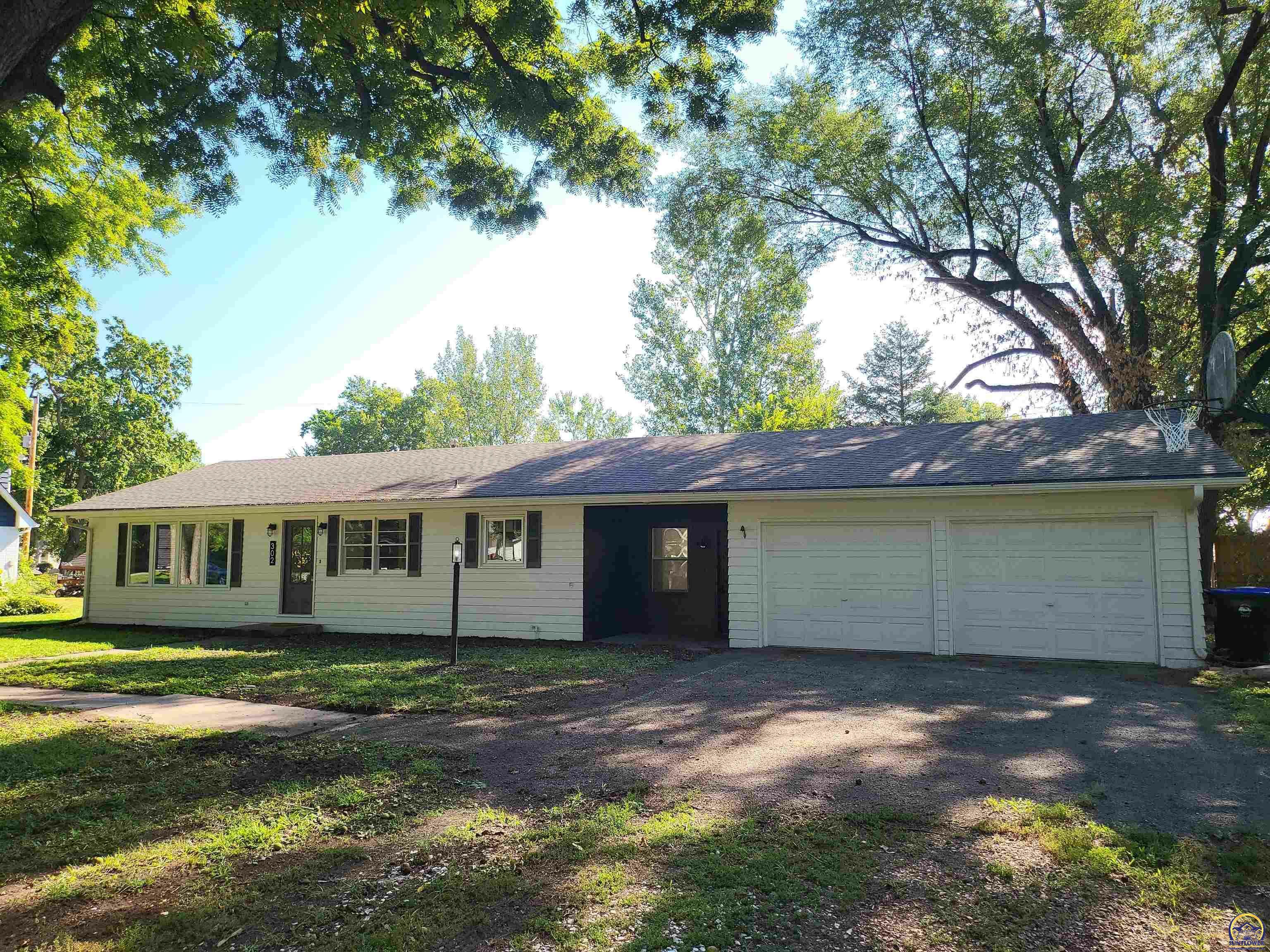 Property Photo:  302 S Beaubein St  KS 66539 