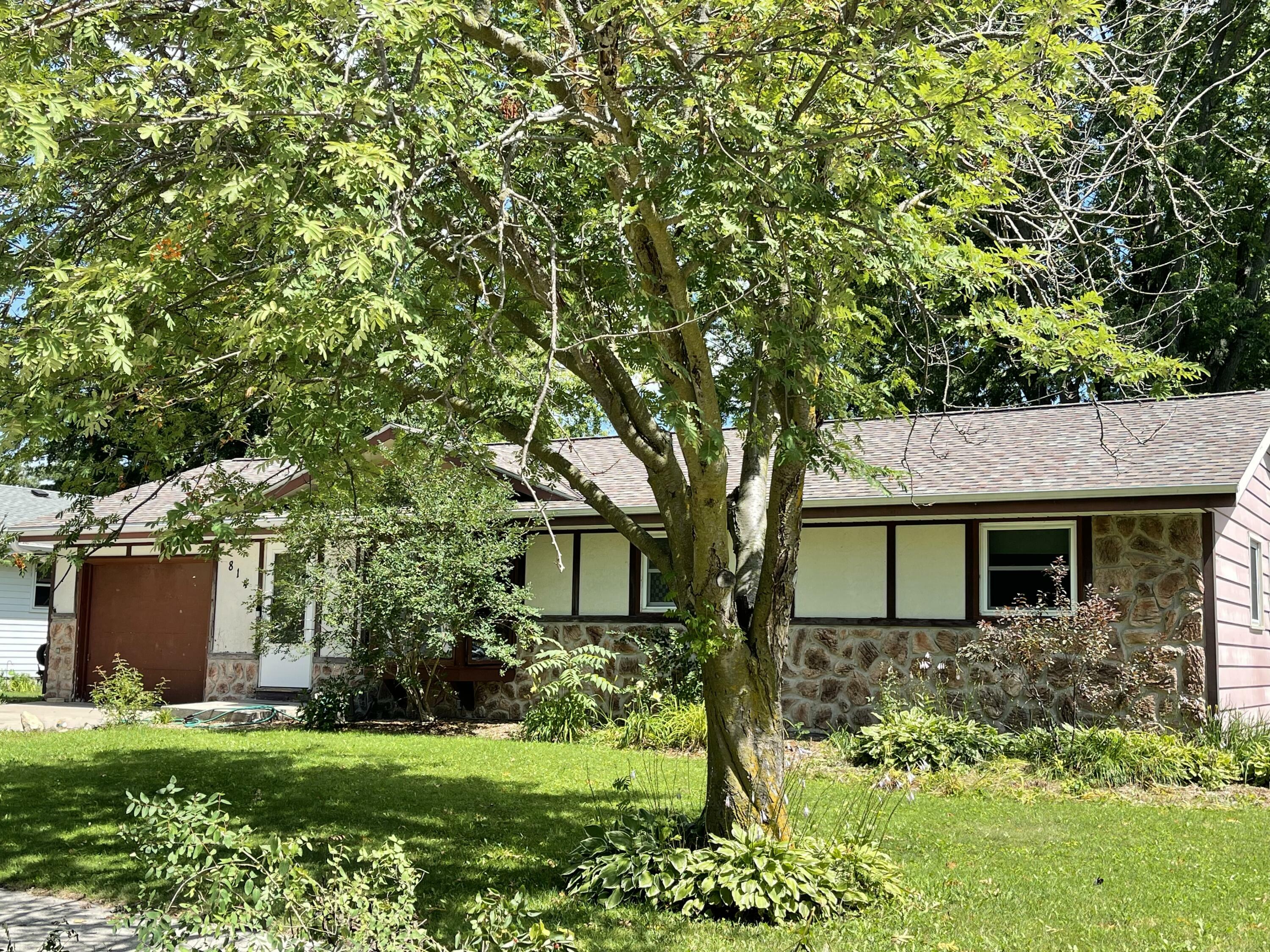 Property Photo:  814 Pleasantwood Dr  WI 53040 