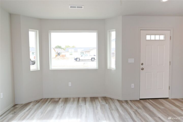 Property Photo:  807 E Cascade Street  WA 99344 