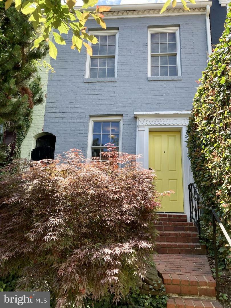 Property Photo:  425 4th Street SE  DC 20003 