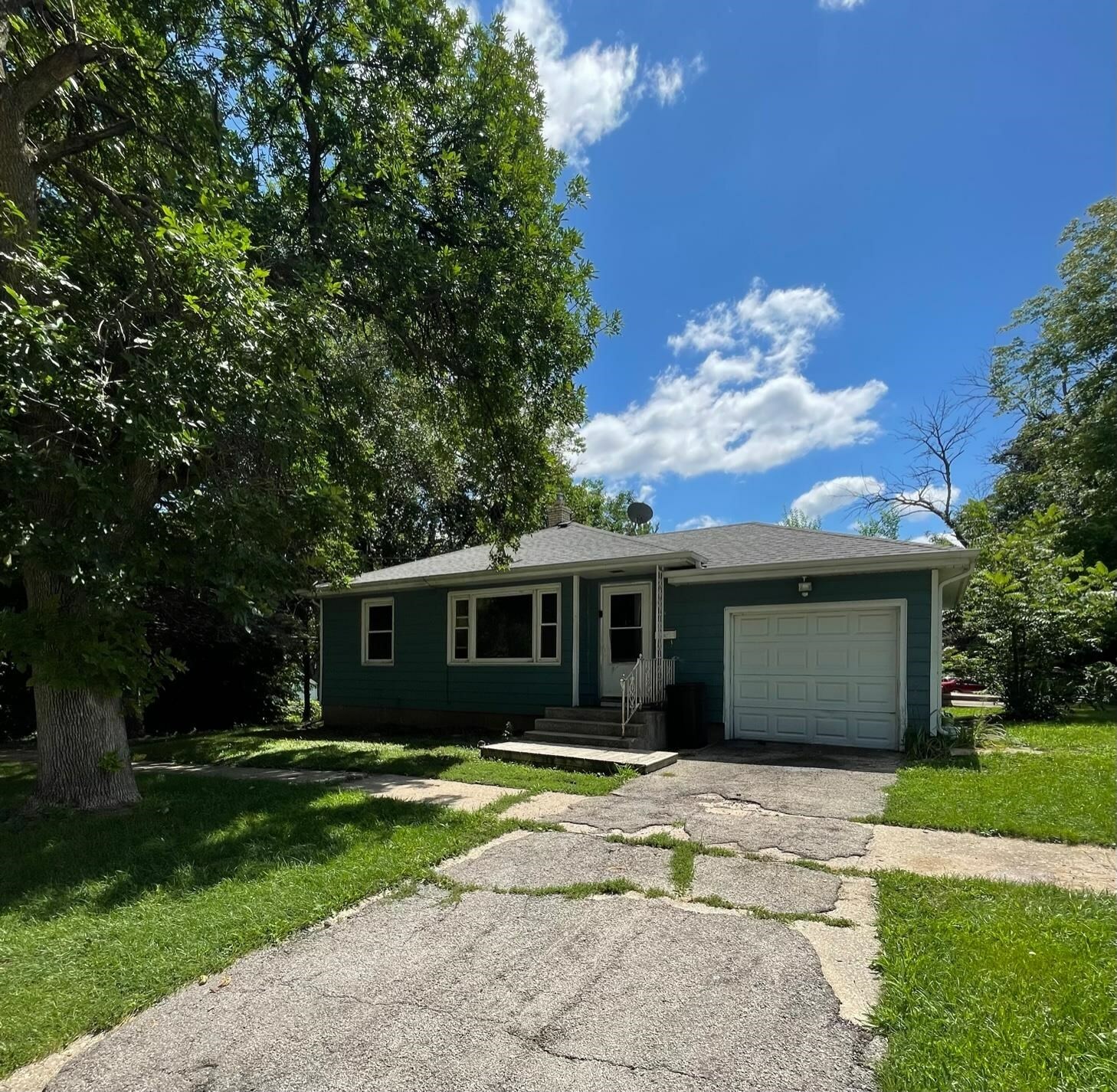 Property Photo:  2416 Ashland Avenue  IL 61101 