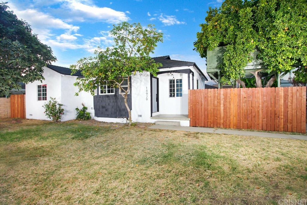 Property Photo:  18929 Leadwell Street  CA 91335 