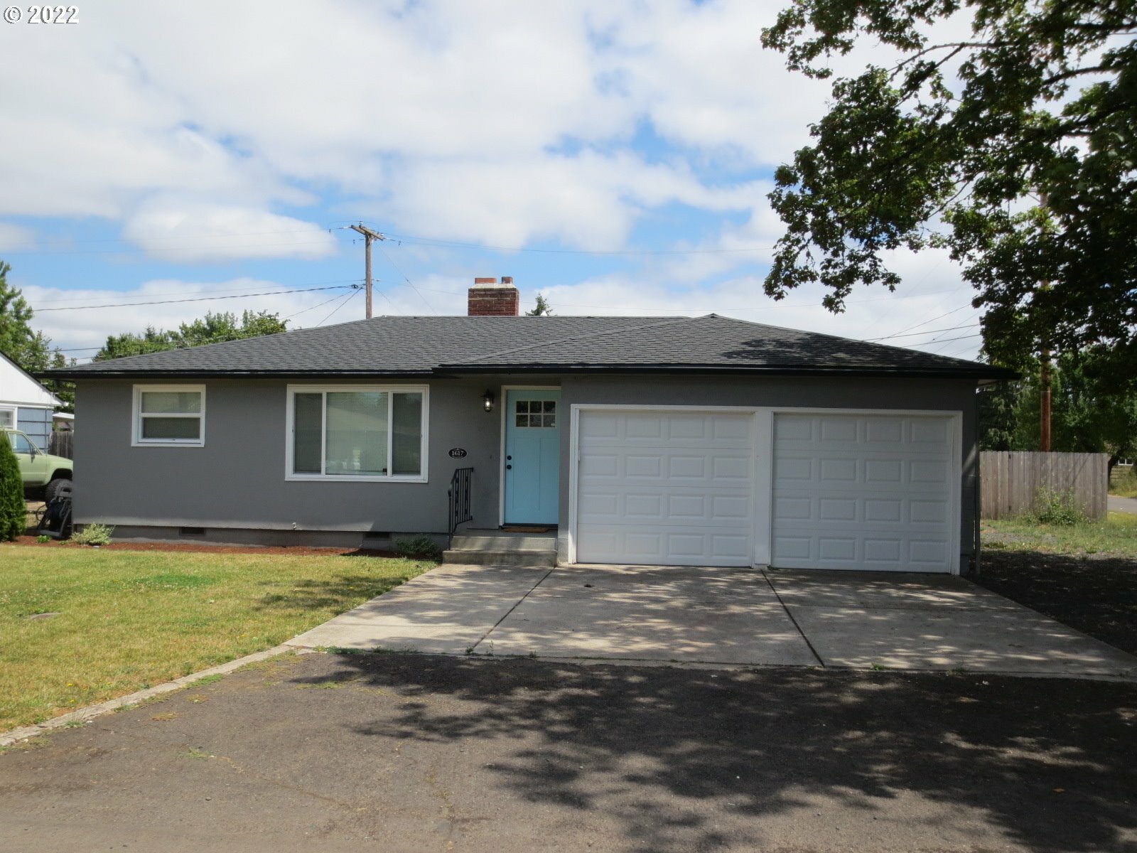 Property Photo:  1617 Parnell Dr  OR 97404 