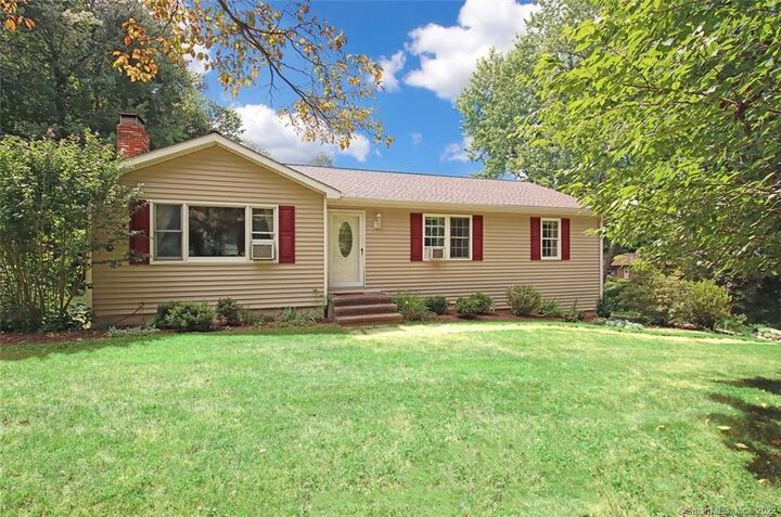 68 Riverside Road  Newtown CT 06482 photo