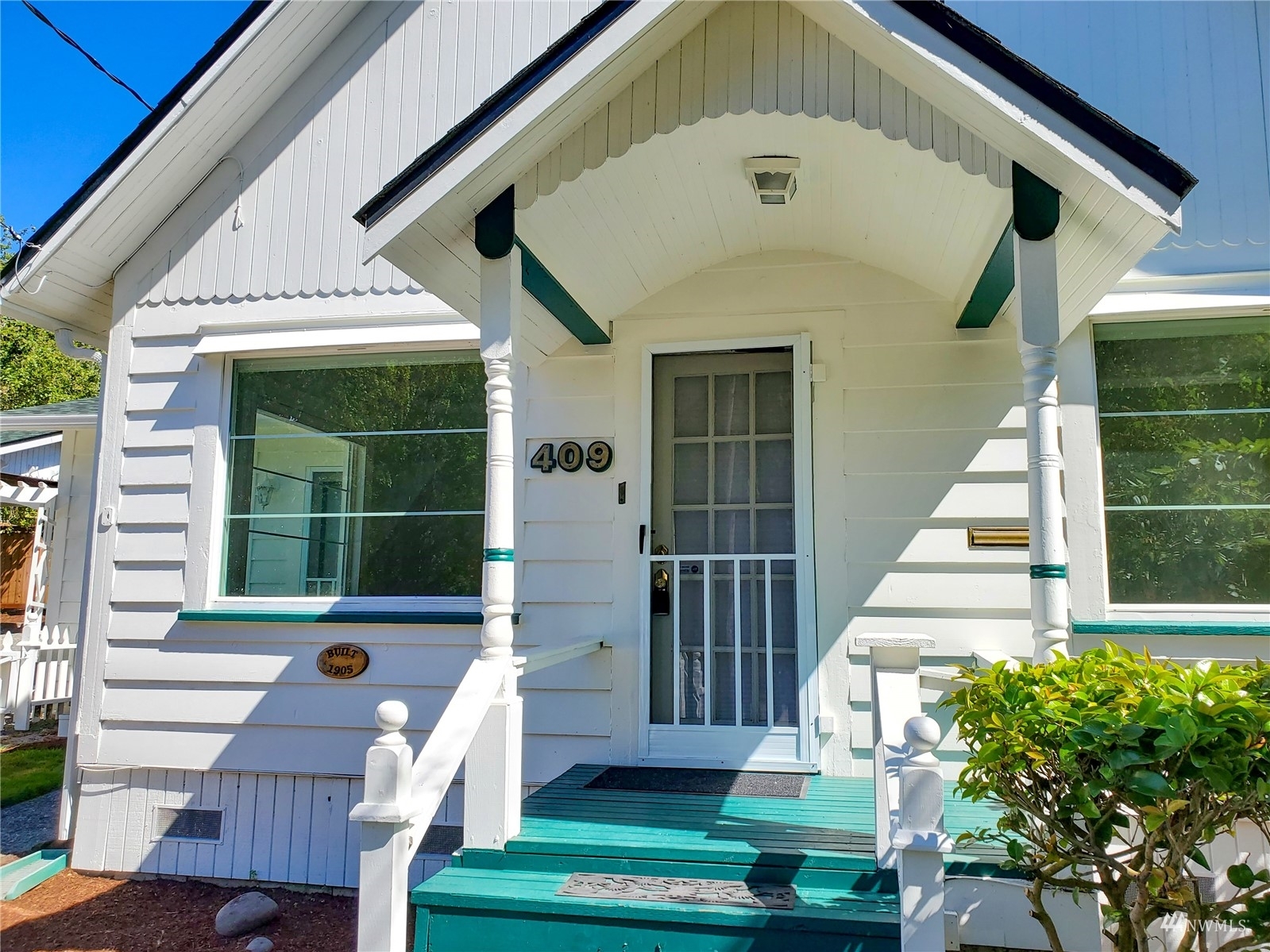 Property Photo:  409 T Avenue  WA 98221 