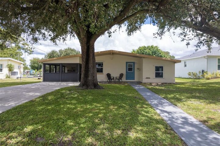 Property Photo:  815 Palmetto Drive NE  FL 33952