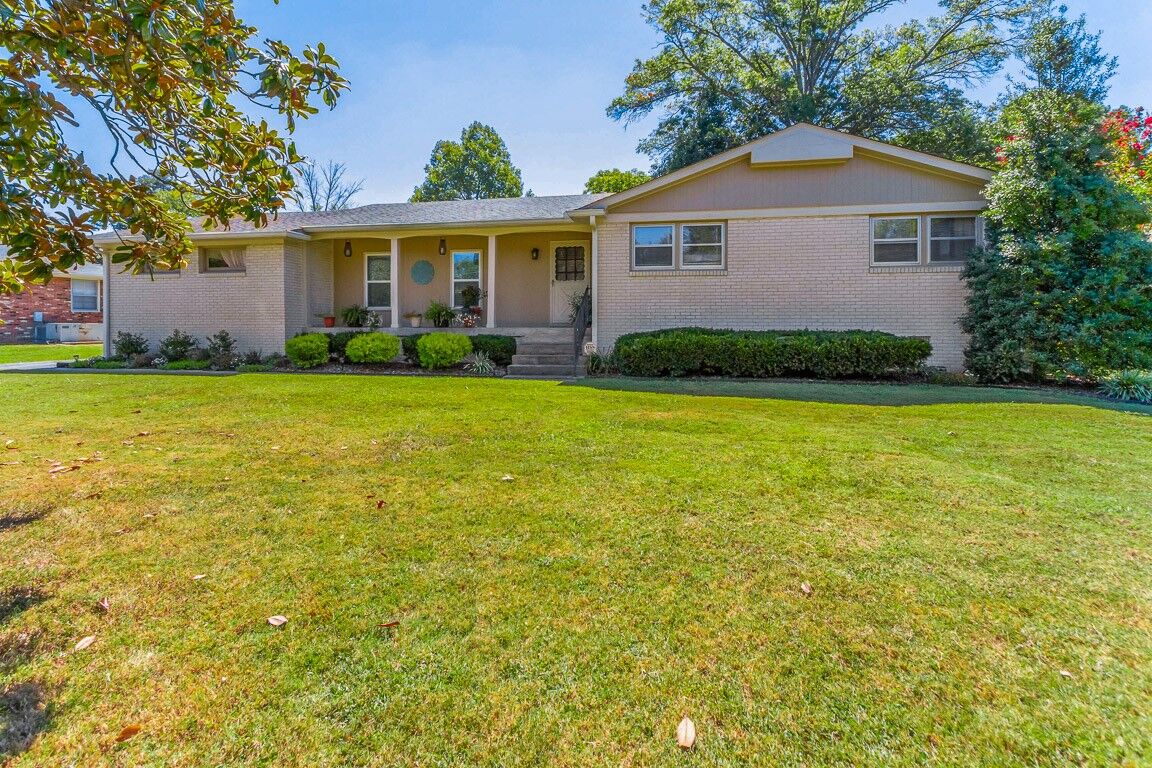 Property Photo: 217 Bartonwood Dr TN 37087