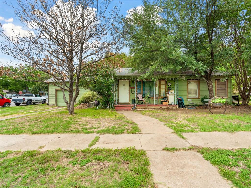 Property Photo:  836 Featherston Street  TX 76033 