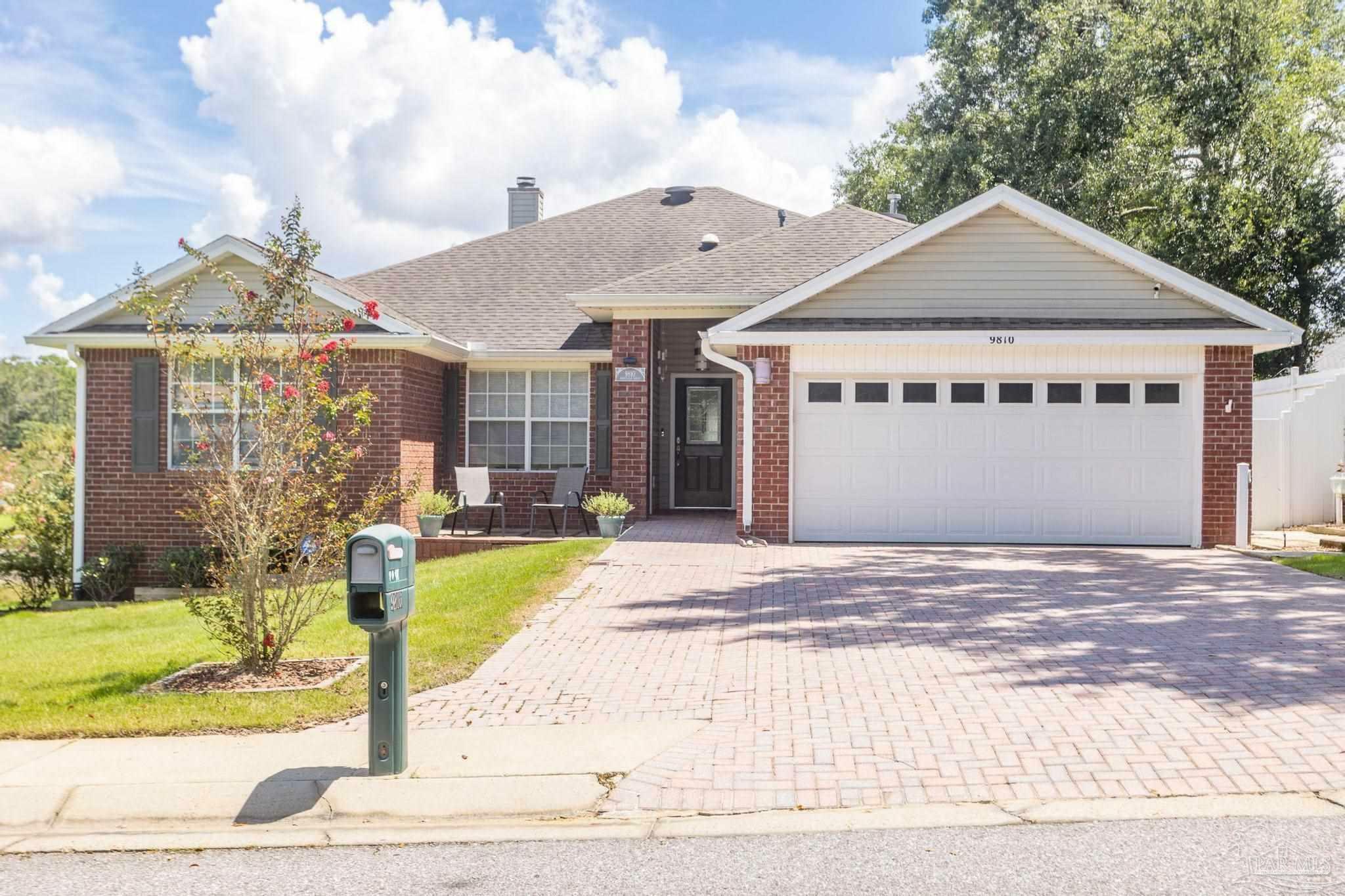 Property Photo: 9810 Knollview Dr FL 32514
