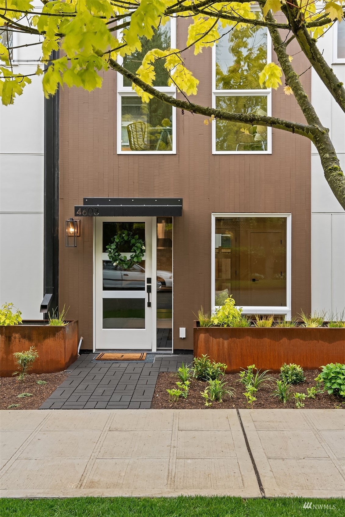 Property Photo: 4601 Burke Avenue N WA 98103