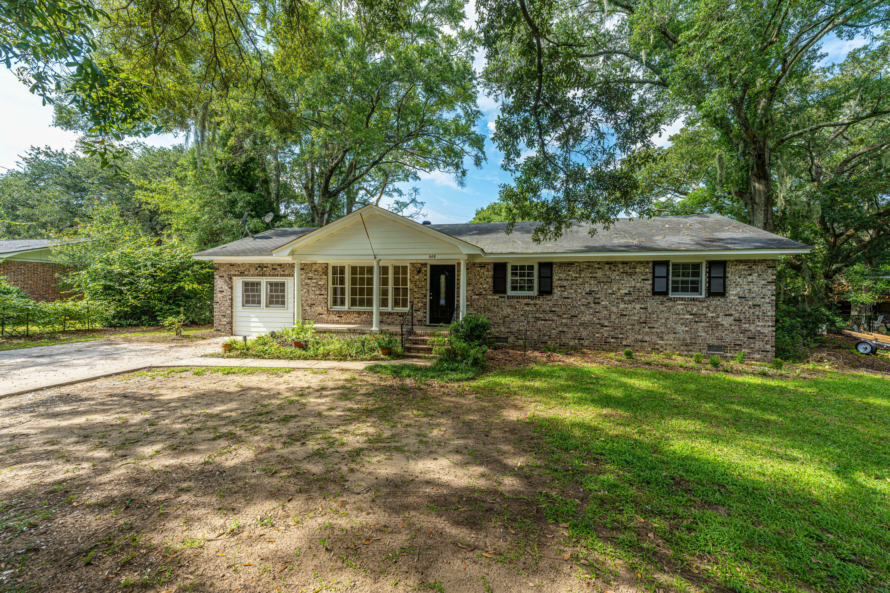 Property Photo:  648 Fort Johnson Road  SC 29412 