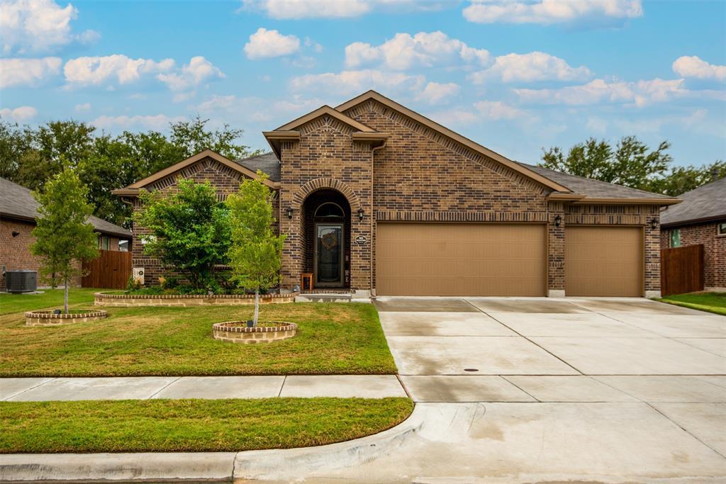 Property Photo: 561 Redding Drive TX 76131