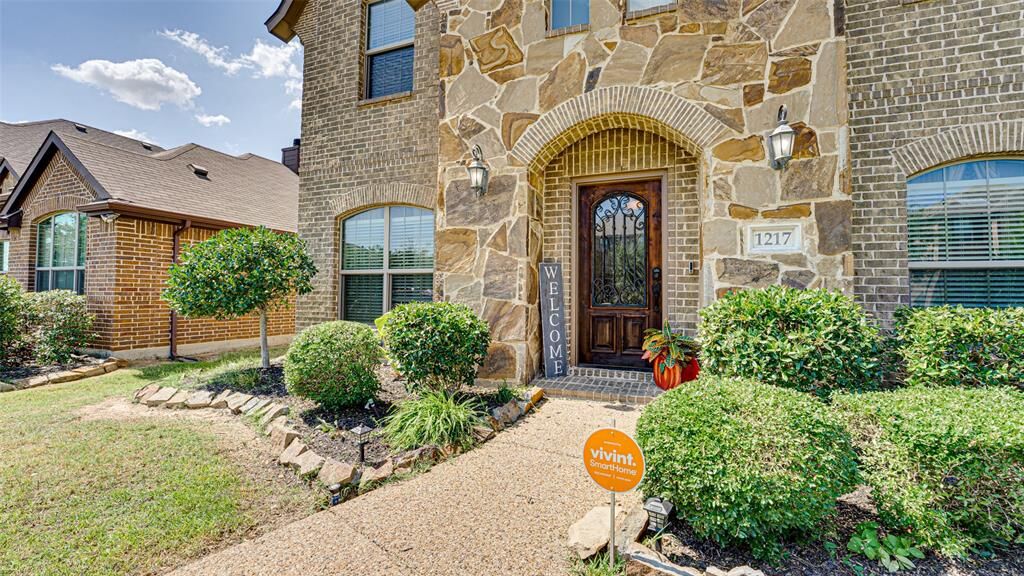 Property Photo: 1217 Honeywood Lane TX 75189