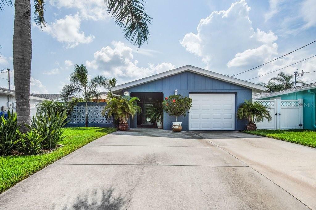 Property Photo: 4914 Bonito Drive FL 34652