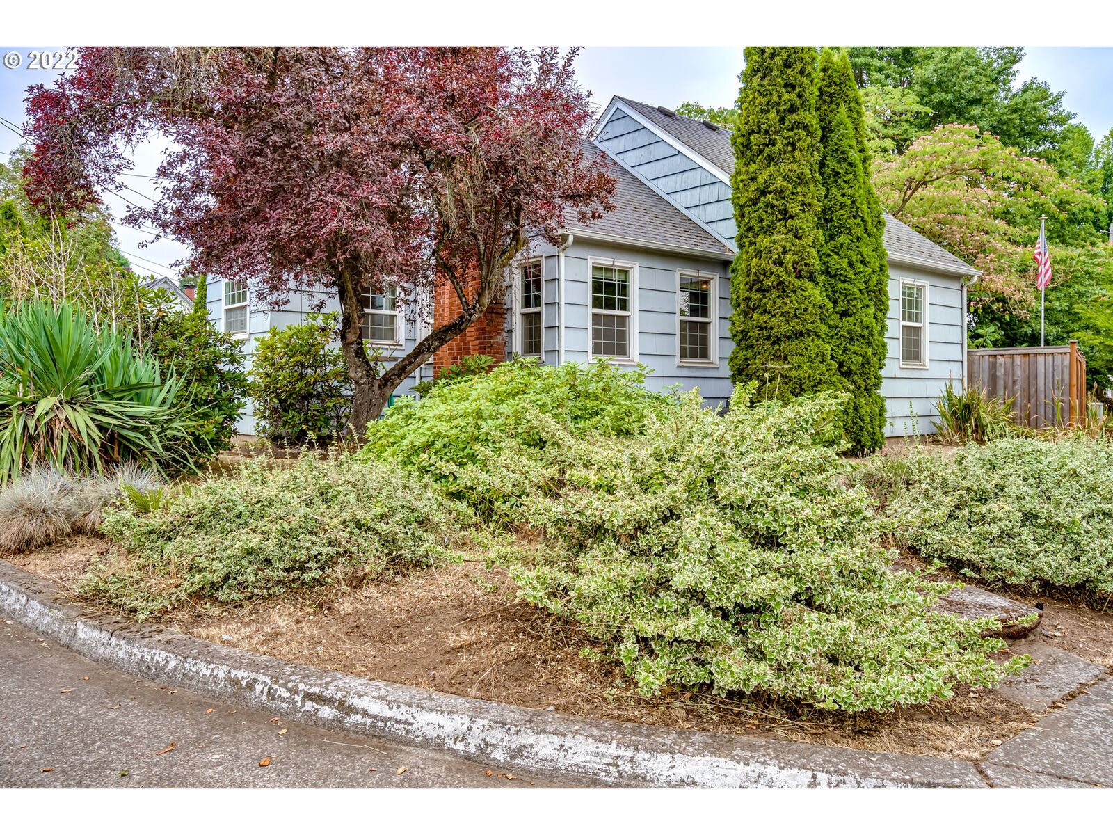 Property Photo: 201 Sunnyside Dr OR 97404