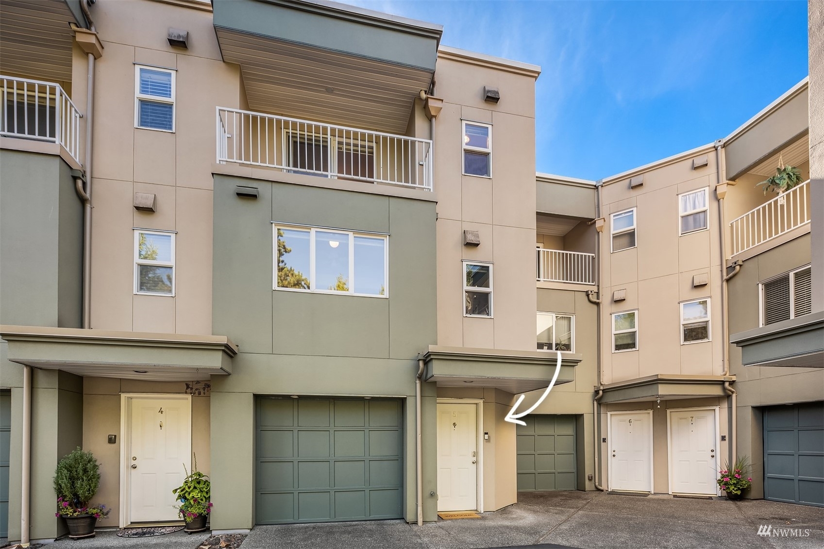 Property Photo: 140 W Sunset Way 5 WA 98027