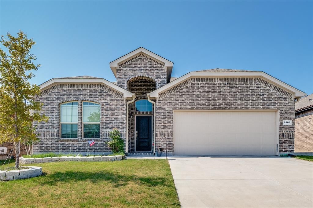 Property Photo: 9309 Bronze Meadow Drive TX 76131