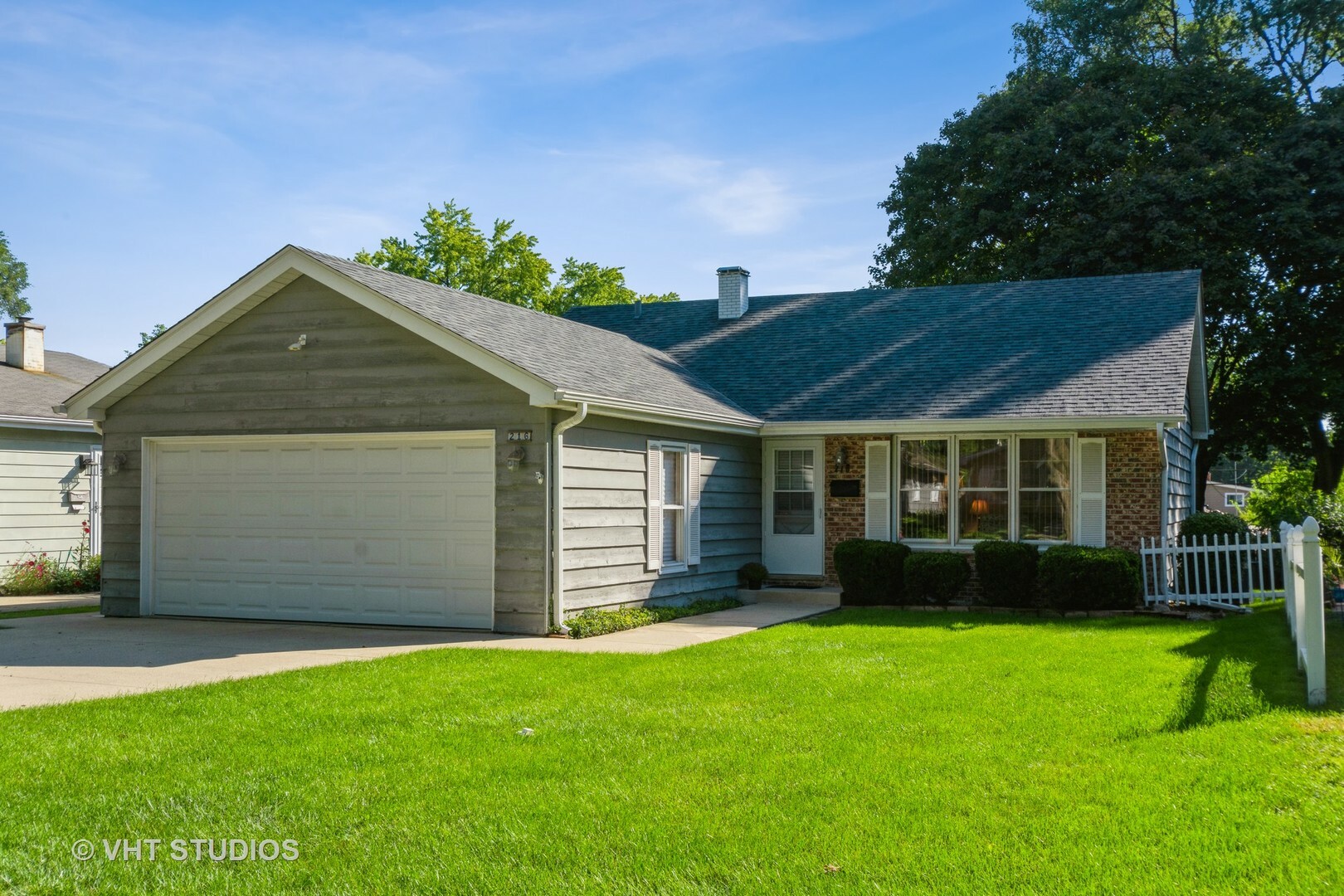 Property Photo:  216 Harding Avenue  IL 60048 