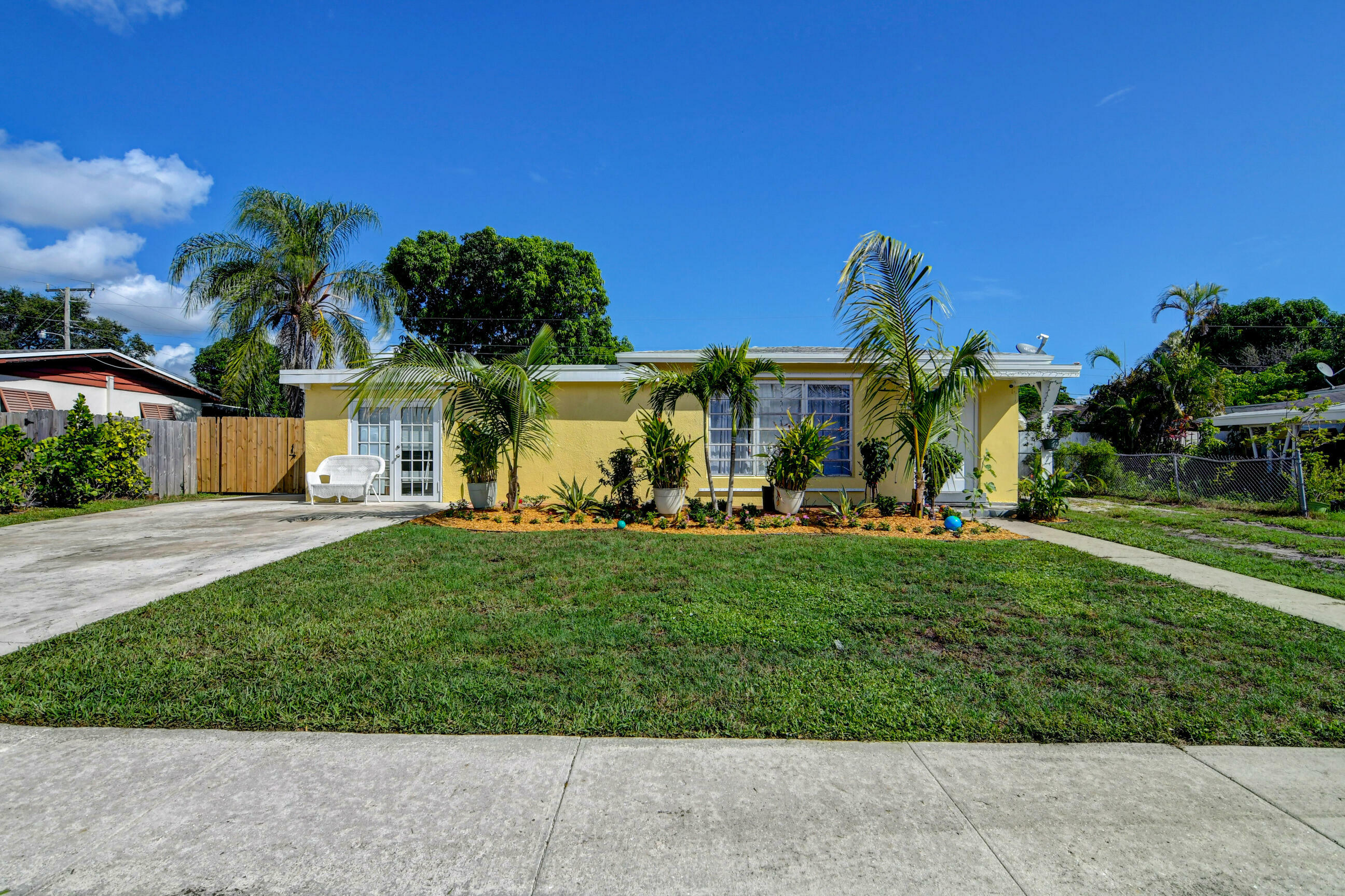 Property Photo: 1441 W Jennings Street FL 33462