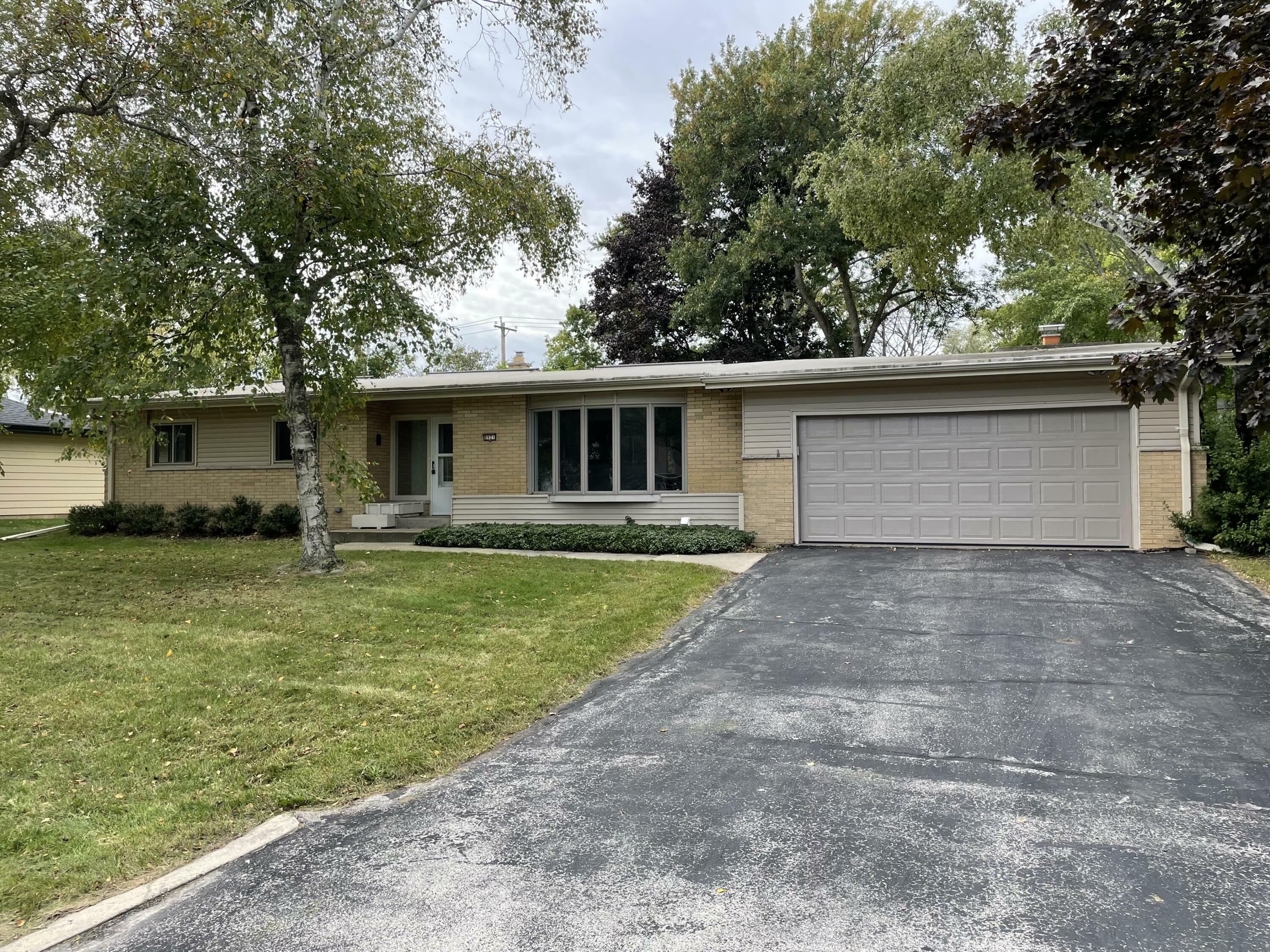 Property Photo:  8921 N Rexleigh Dr  WI 53217 