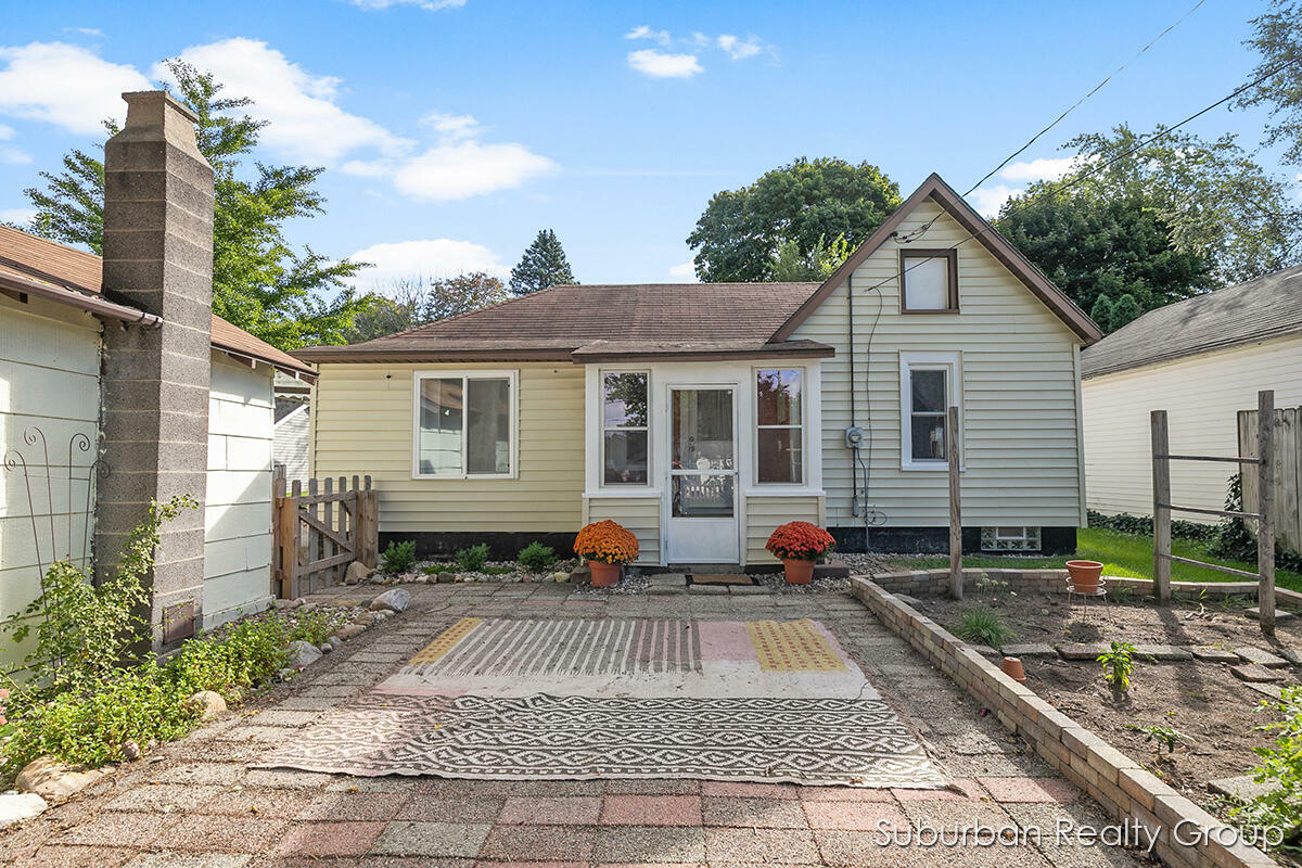 Property Photo:  2032 Rowe Avenue NE  MI 49505 