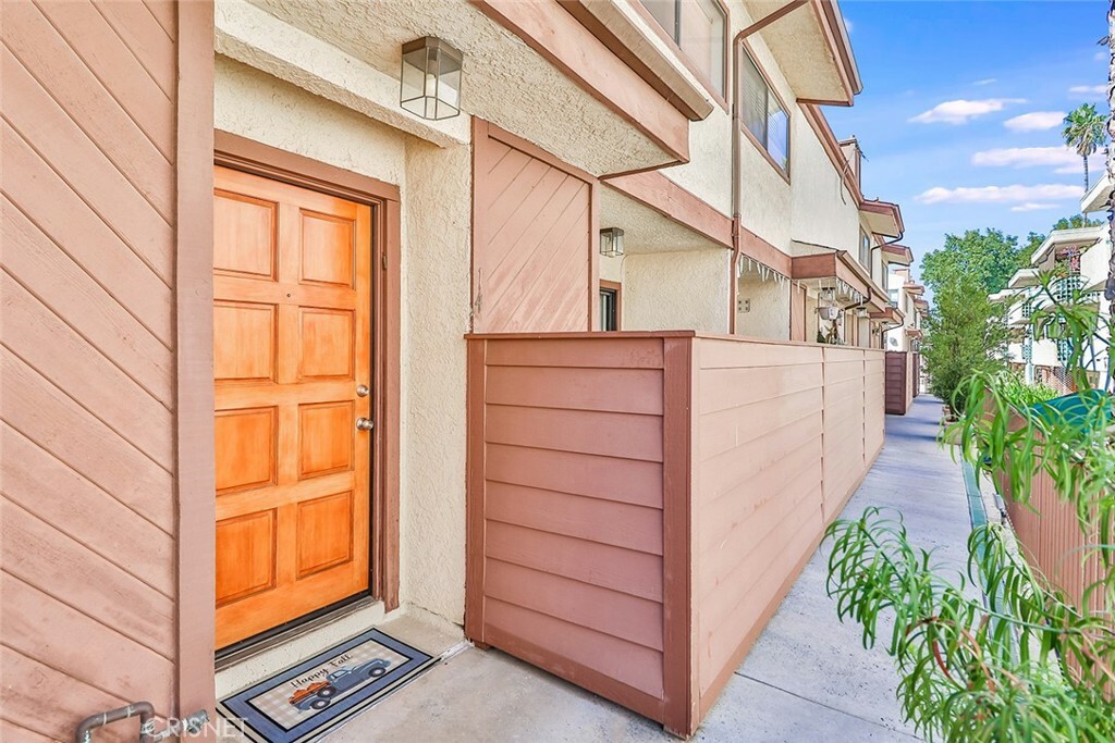 Property Photo:  19442 Wyandotte Street 14  CA 91335 