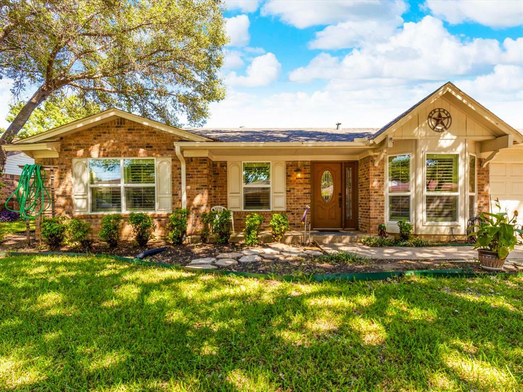 Property Photo:  2040 Northglen Drive  TX 76054 